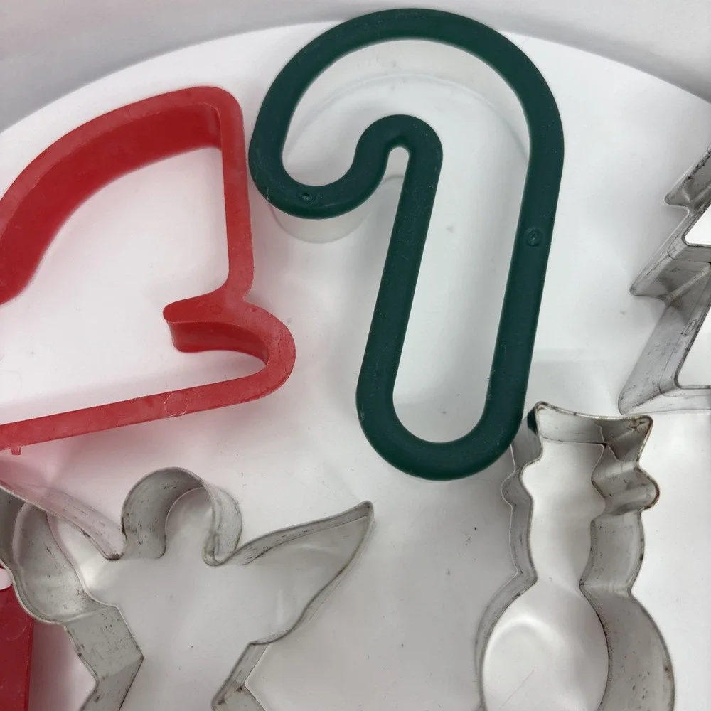 Mixed Lot of 9 Cookie Cutters 5 Metal‎ 4 Plastic Holiday Bat Angel Sleigh Bell